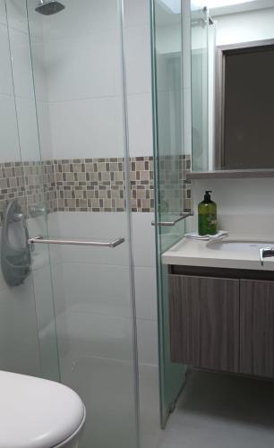 a bathroom with a shower and a toilet and a sink at Casa Farallones a 20 minutos de Cali, Negocios, Familia, Casa tranquila, ideal para trabajos temporales o ejecutivos en la zona, descanso, privacidad, excelente señal wifi in Jamundí