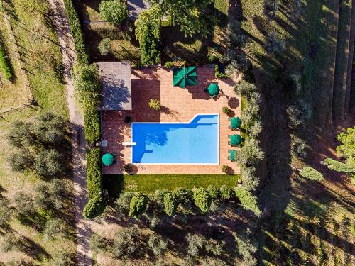 an overhead view of a swimming pool in a yard at Villa Delia Hotel and Cooking School in Ripoli