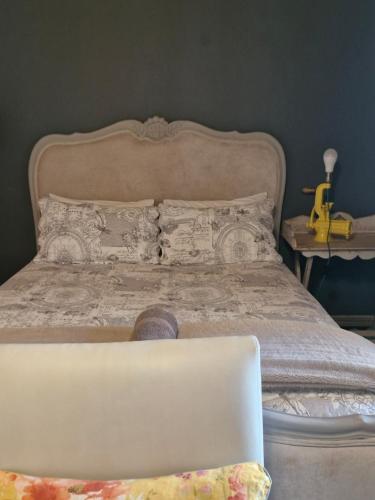 Una cama o camas en una habitación de Swallows Nest