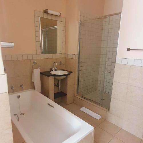 Bilik mandi di Mapungubwe Apartments