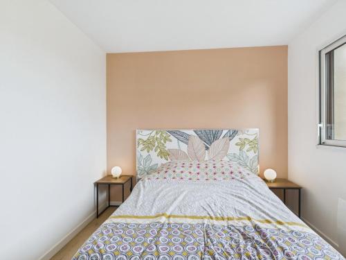 - une chambre avec un lit et 2 tables de chevet dans l'établissement Maison moderne pour 8 à 400m de la plage, à Plouguerneau