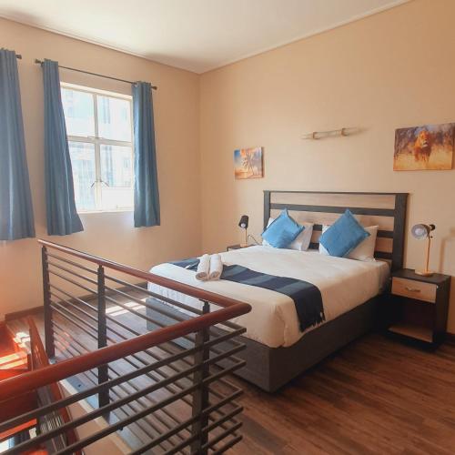 Katil atau katil-katil dalam bilik di Mapungubwe Apartments