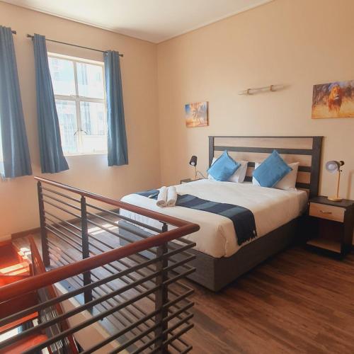Katil atau katil-katil dalam bilik di Mapungubwe Apartments