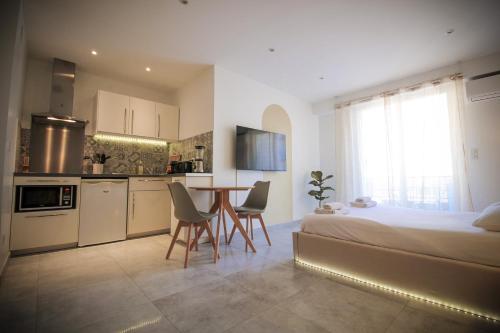 une cuisine et une chambre avec un lit et une table dans l'établissement FOCH Cocon Romantique avec Spa à deux pas des vagues, à Antibes