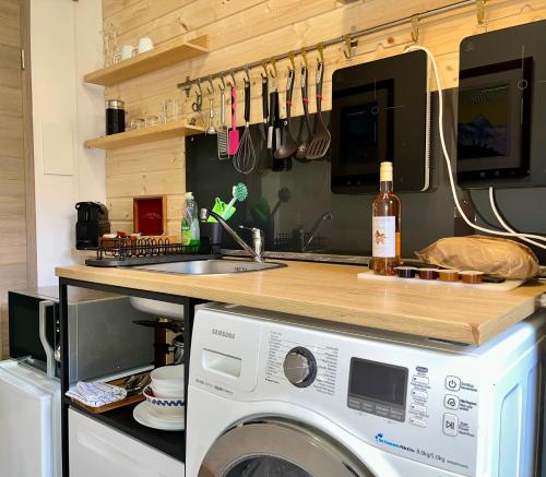 una cucina con lavatrice e bancone di Chalet Hug ad Arzier