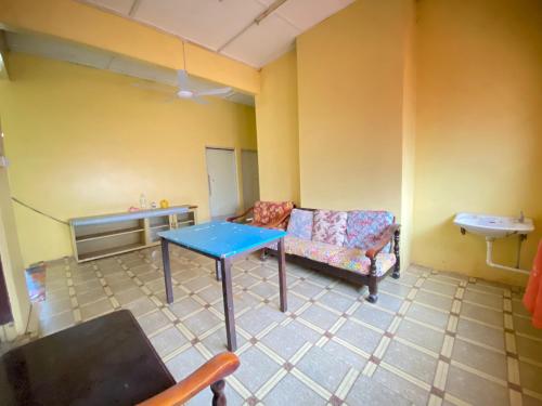 a living room with a table and a couch at MY Gunung Homestay Vintage in Bachok