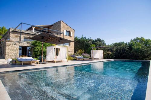 una piscina frente a una casa en Luxury 4-bedroom villa - pool, en Gordes