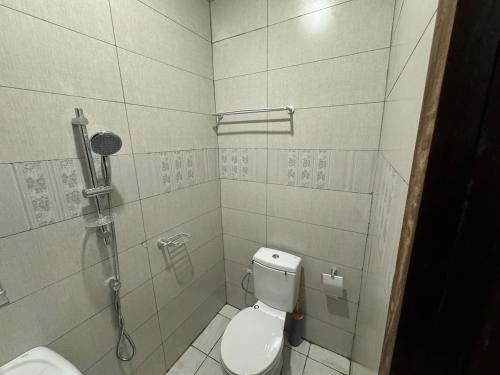 un piccolo bagno con wc e doccia di Résidence Elyone 3 pièces a Abidjan