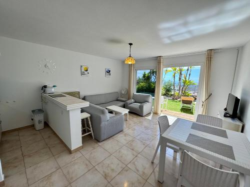 Villa Casa Lilo, en jardin grande,con una gran piscina, con pérgola y barbacoa