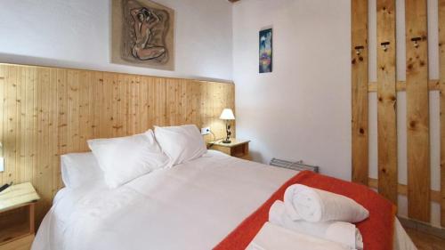 Un pat sau paturi într-o cameră la Casa Rural Villa Amigo Aracena by Ruralidays