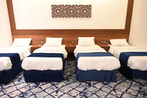 Postel nebo postele na pokoji v ubytování فندق نجمة العزيزية hotel Star AL Aziziyah
