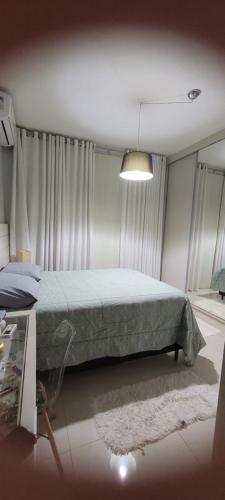Un dormitorio con una cama y una mesa de cristal. en Casa inteira, en Rio Verde