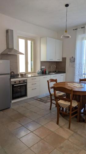 Kuchyň nebo kuchyňský kout v ubytování Casa Maddi Casa Vacanze con Vista Mare Vicinissima al Centro Capoliveri Isola d'Elba