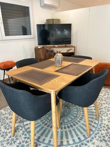 a dining room table with chairs and a television at Moderno appartamento a Tenero in Tenero