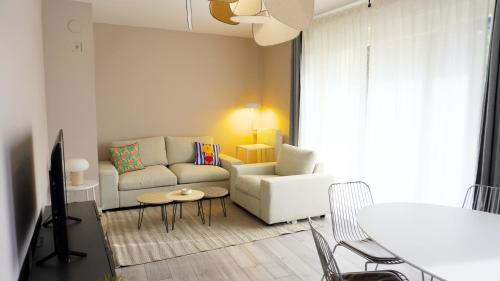 un salon avec un canapé et une table dans l'établissement Proche Croisette, Appartement 2 Chambres by Palmazur Vacances, à Cannes