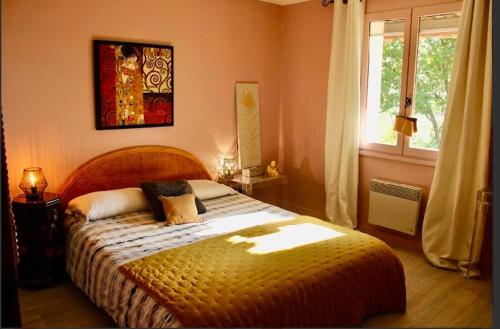 une chambre avec un lit et une fenêtre dans l'établissement Les Frigoules des Hauts de Fabiargues, à Saint-Ambroix