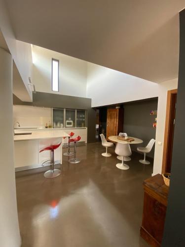 une cuisine avec des chaises, une table et un comptoir dans l'établissement Villa ATHENA, à Lorgues