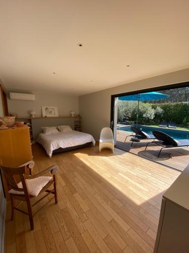 - une chambre avec un lit et une piscine dans l'établissement Villa ATHENA, à Lorgues