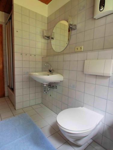 a bathroom with a toilet and a sink at Gaestehaus-Bruhn-1 in Alkersum