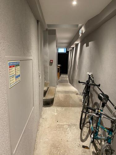 Vélo sur le terrain de l'établissement Le plein air d'Annecy, proche gare ou dans les environs