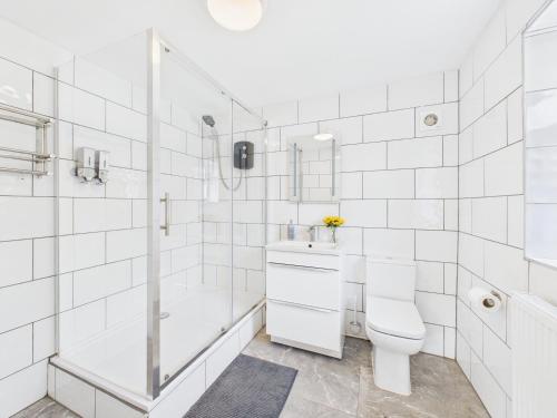 Jays modern guest house photo 17