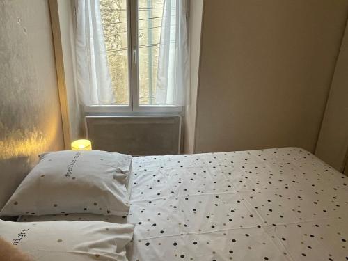 Postel nebo postele na pokoji v ubytování L'eutopia au cœur de Chablis, parking gratuit