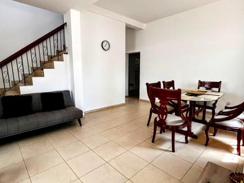 a living room with a table and chairs and a couch at Casa Naty Crespo in Cartagena de Indias