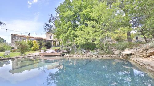 une grande piscine d'eau dans une cour dans l'établissement Coin de paradis en Provence, à Sault