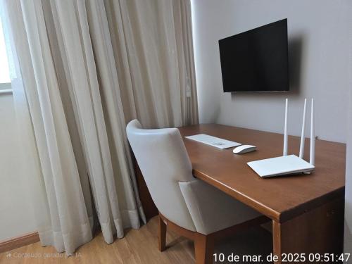 サルバドールにあるBahia salvador Business Flatsの木製デスク(パソコン付)