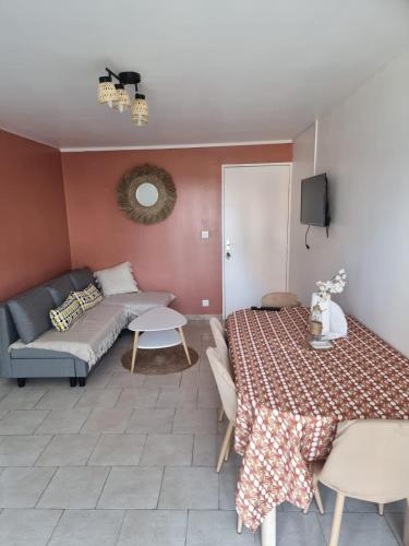 un salon avec un lit et un canapé dans l'établissement Appartement à 2 min de la plage !, à Villers-sur-Mer