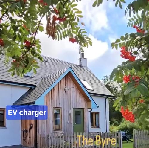 Ein Bild eines Hauses mit den Worten in der Unterkunft The Byre - by Where Stags Roar in Newtonmore