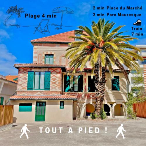 2 personnes marchant devant un bâtiment avec un palmier dans l'établissement Arcachon Plage et Cœur de Ville, à Arcachon