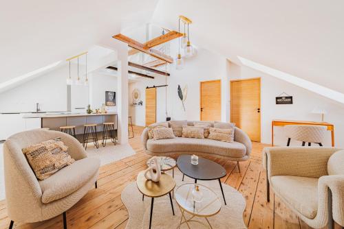 un salon avec deux canapés et une table dans l'établissement Arcachon Plage et Cœur de Ville, à Arcachon