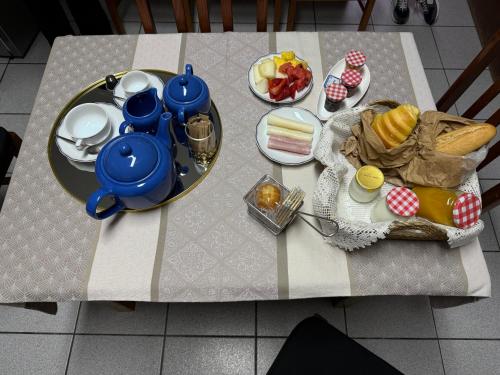 een tafel met een bord eten erop bij Quinta de São Domingos house in Peso da Régua