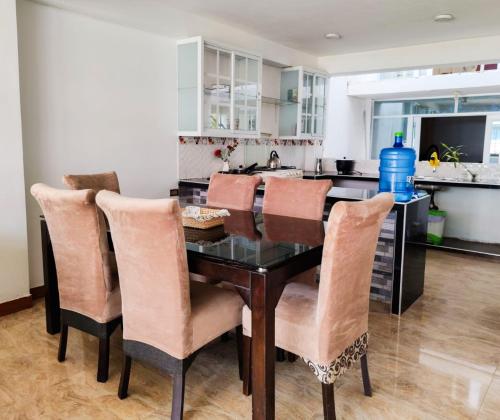 a kitchen with a dining room table and chairs at Hotel Krammer en San Ramón, Selva Central in San Ramón