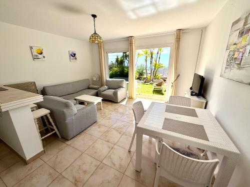 Villa Casa Lilo, en jardin grande,con una gran piscina, con pérgola y barbacoa