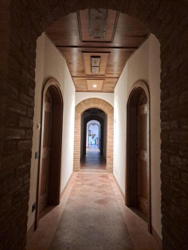 an empty hallway in a building with a ceiling at Agriturismo Cascina Farisengo in Stagno Lombardo
