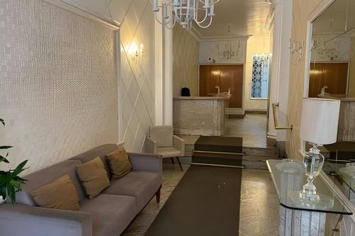 a living room with a couch and a table at Incrível Apartamento ao lado Copacabana Palace in Rio de Janeiro
