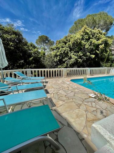 une piscine avec des chaises longues et une clôture dans l'établissement Haut de Villa - Proche plages, Piscine privée, à Saint-Raphaël