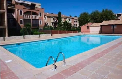 - une grande piscine dans un complexe d'appartements dans l'établissement Appartement avec piscines, à Canet