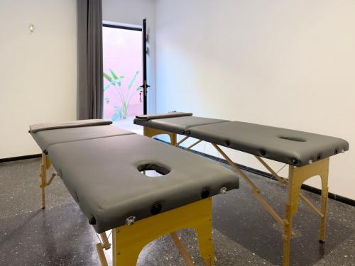 SraghnaにあるVilla à Marrakech 8 Personnes, Piscine et Petits-Déjeuners Inclusの卓球台、ベンチ付