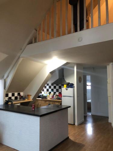 une cuisine avec un comptoir et un escalier dans l'établissement Le Voyageur ZEN, à Berck-sur-Mer