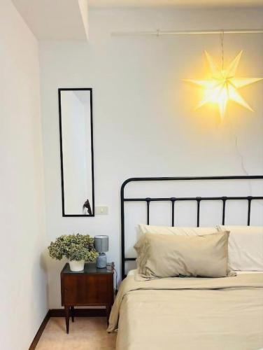 a bedroom with a bed and a star on the wall at Appartamento con Vista Panoramica e Garage Ideale per Famiglie 4 Persone in Fiuggi