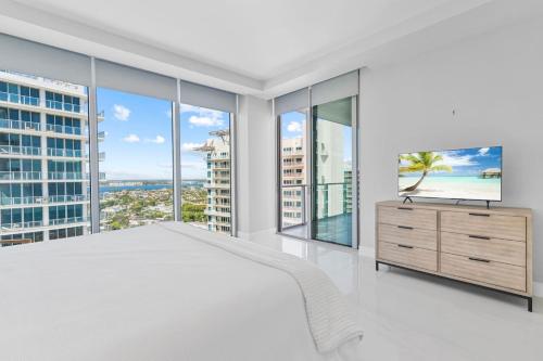 Postel nebo postele na pokoji v ubytování High Rise Ocean View Condo 2BR 2.5BA