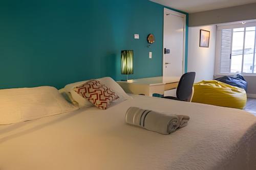 เตียงในห้องที่ Conforto, Cama King e Ar Cond. ao lado do Barigui