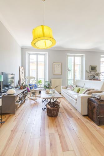 - un salon avec un canapé blanc et du parquet dans l'établissement Blue appart - centre ville - gare, à Nice