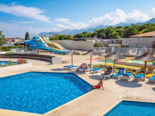 - une piscine dans un complexe avec toboggan dans l'établissement BONNES VACANCES sur le CAMPING LE BOSC, à Saint-Cyprien
