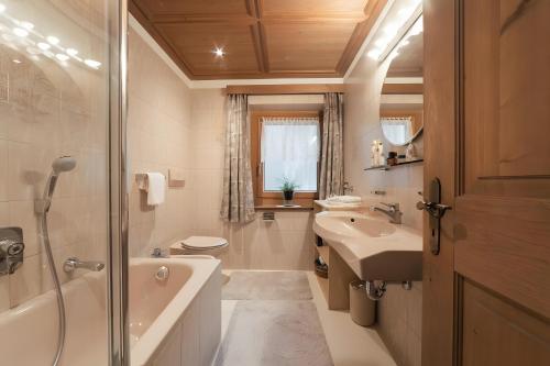 Ένα μπάνιο στο Ciasa Ilda - Charming House 120 M2