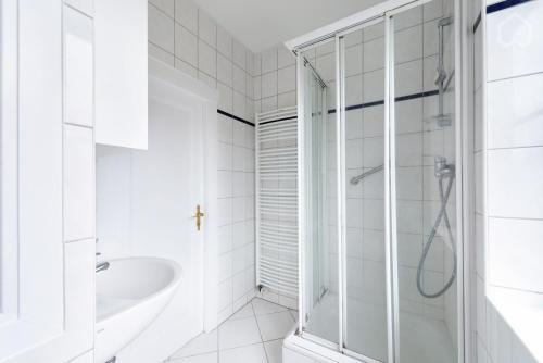 a white bathroom with a shower and a tub at ZEN Villa - Garten - Kamin - idyllisch - 5 Zimmer in Bremen
