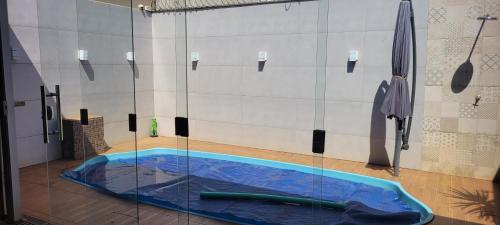 un gimnasio con pista de voleibol en una sala con sombrilla en Casa inteira, en Rio Verde